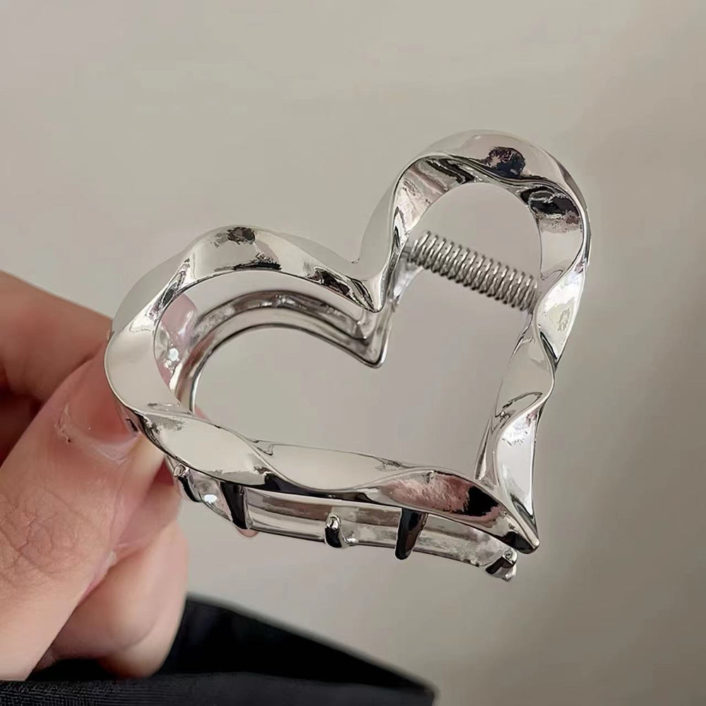 Metallic heart claw clip - new women's fashion, elegant, minimalist, versatile small shark clip, light luxury style, high-end hair accessory