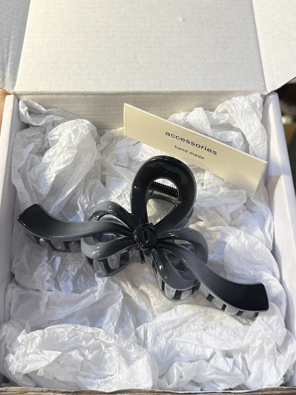 Autumn/winter acrylic bow geometric hair clip for women, 2024 new high-end claw clip, large ribbon shark clip