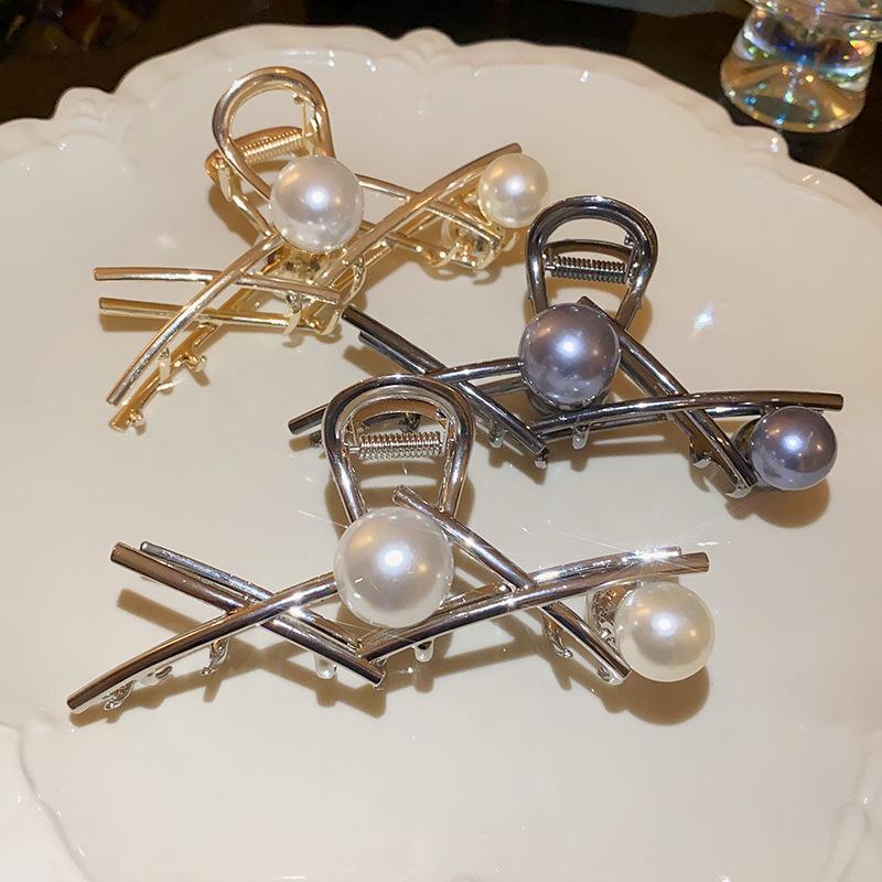 Geometric claw clip for women, 2023 new arrival, high-end pearl shark clip, unique and minimalist hair clip, women's hair accessories