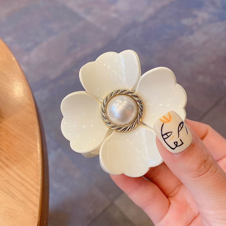 Japanese and korean hair accessories, gripper headwear, casualelegantgirl, back of the head, hair chuck, flower pearl shark clip
