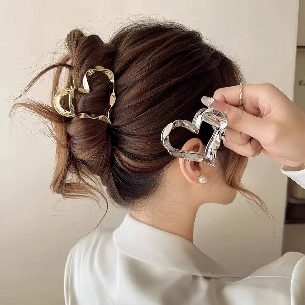 Metallic heart claw clip - new women's fashion, elegant, minimalist, versatile small shark clip, light luxury style, high-end hair accessory