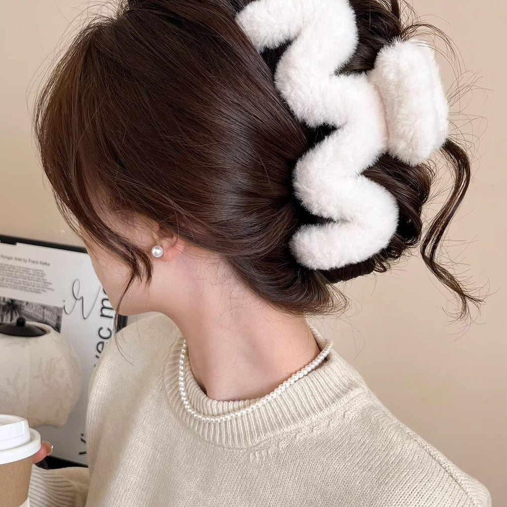 Fall and winterstuffed wavy hair clip on the back of the head casualelegant large furry gripper shark clip hairpin headwear wholesale
