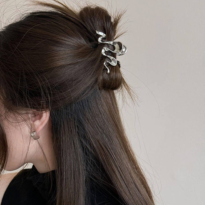 Half-tied hair cut out metal medium-sized gripper for women's high ponytail exquisite back hairpin classy elegant shark clip