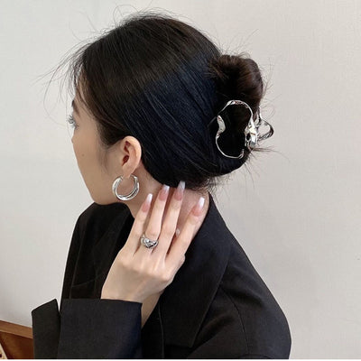 Niche liquid asymmetrical line metal hair clip for women, back of the head gripper, medium shark clip, classypopular hair gripper