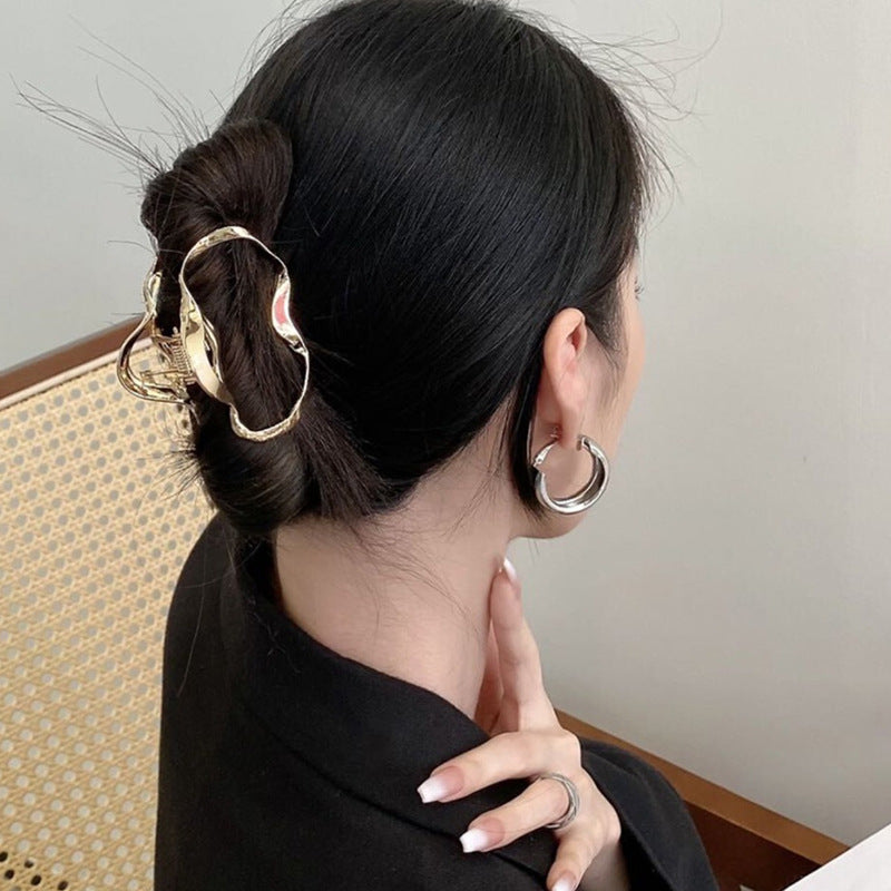 Niche liquid asymmetrical line metal hair clip for women, back of the head gripper, medium shark clip, classypopular hair gripper