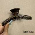 Glossy clothes hanger with deep leopard print [11.5cm]