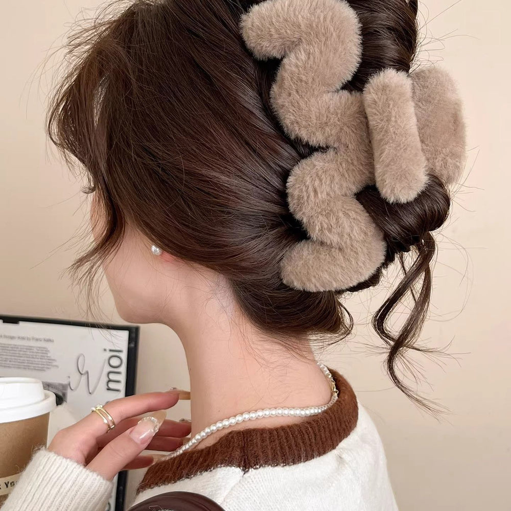 Fall and winterstuffed wavy hair clip on the back of the head casualelegant large furry gripper shark clip hairpin headwear wholesale
