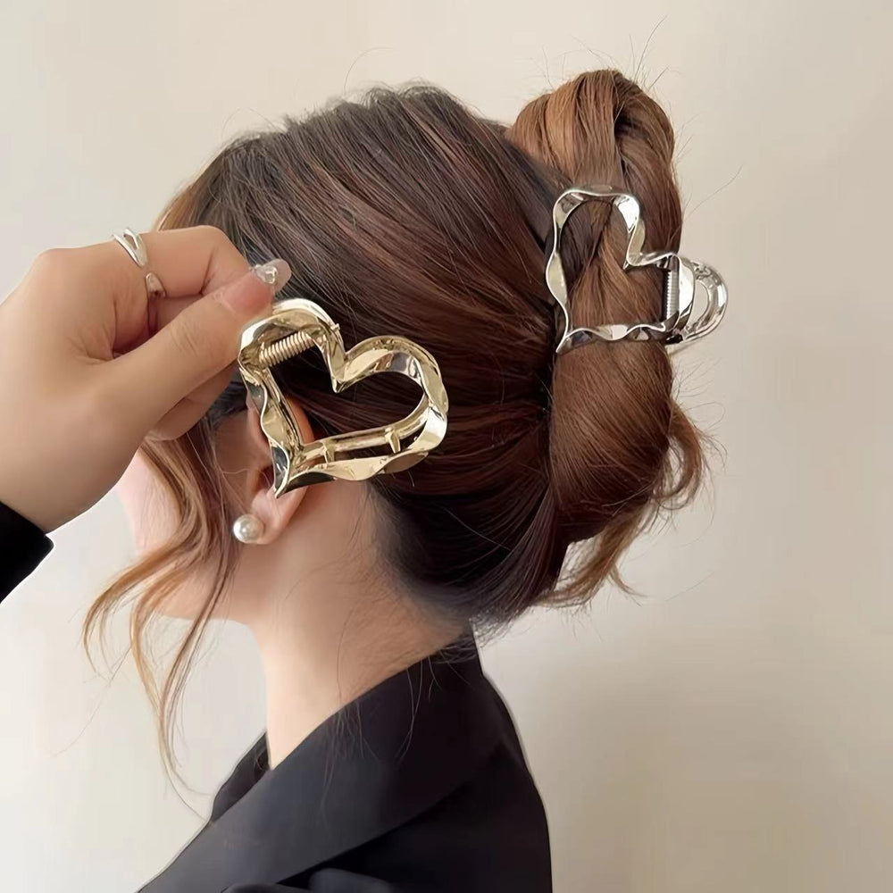 Metallic heart claw clip - new women's fashion, elegant, minimalist, versatile small shark clip, light luxury style, high-end hair accessory