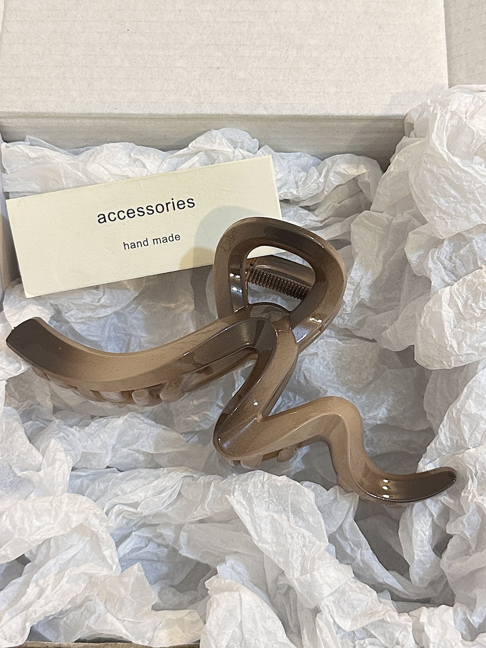 Autumn/winter acrylic bow geometric hair clip for women, 2024 new high-end claw clip, large ribbon shark clip