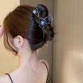 Geometric claw clip for women, 2023 new arrival, high-end pearl shark clip, unique and minimalist hair clip, women's hair accessories